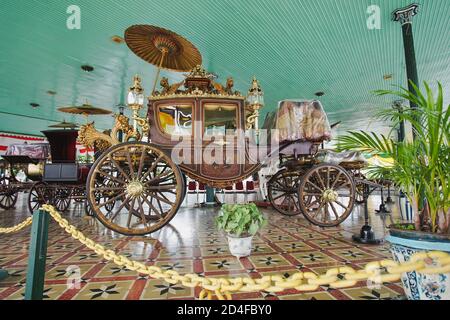 Tradtional alten Pferdewagen aus Keraton Yogyakarta genannt Kereta Kencana Wird während einer jährlichen Ausstellung gezeigt Stockfoto