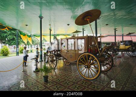 Tradtional alten Pferdewagen aus Keraton Yogyakarta genannt Kereta Kencana Wird während einer jährlichen Ausstellung gezeigt Stockfoto