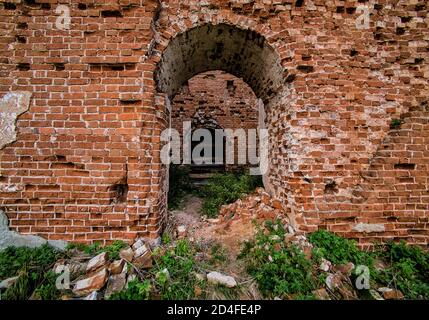 Gewölbte Eingang zum alten zerstört Ziegelgebäude Stockfoto