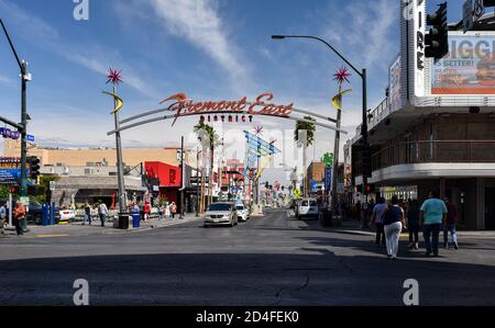 Straßenszene am Eingang des Fremont Street East District in der Innenstadt von Las Vegas während des Tages. Berühmte Vintage Neonlichter. Stockfoto