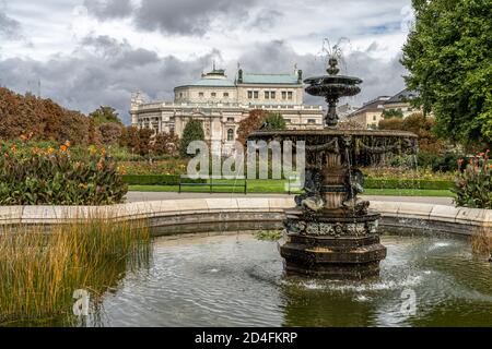 Brunnen im Volksgarten und das Burgtheater Wien, Österreich, Europa Volksgarten Brunnen und Burgtheater Wien, Österreich, Europa Stockfoto