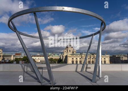 Die MQ Libelle auf dem Dach des Leopold Museums mit Blick auf das Kunsthistorische Museum, MuseumsQuartier MQ in Wien, Österreich, Europa Stockfoto