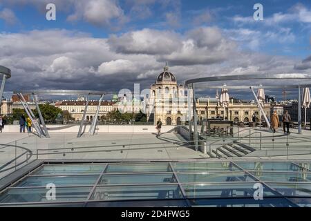 Die MQ Libelle auf dem Dach des Leopold Museums mit Blick auf das Kunsthistorische Museum, MuseumsQuartier MQ in Wien, Österreich, Europa Stockfoto