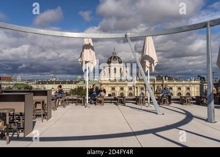 Die MQ Libelle auf dem Dach des Leopold Museums mit Blick auf das Kunsthistorische Museum, MuseumsQuartier MQ in Wien, Österreich, Europa Stockfoto