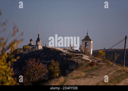 Panoramablick auf die Alte Orhei Orthodoxe Kirche in der Nähe von Orhei Dorf in der Republik Moldau. Am Fuße des Berges fließt ein transparenter Fluss Stockfoto