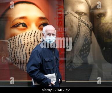 Nottingham, Nottinghamshire, Großbritannien. Oktober 2020. Ein Mann geht an einem Primark-Laden vorbei, nachdem bekannt wurde, dass Nottingham die höchste Covid-19-Infektionsrate in Großbritannien hat. Credit Darren Staples/Alamy Live News. Stockfoto