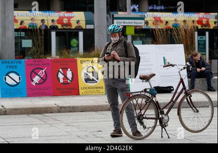 Nottingham, Nottinghamshire, Großbritannien. Oktober 2020. Ein Radfahrer steht in der Nähe eines Anti-Lockdown-Protests, nachdem bekannt wurde, dass Nottingham die höchste Covid-19-Infektionsrate in Großbritannien hat. Credit Darren Staples/Alamy Live News. Stockfoto