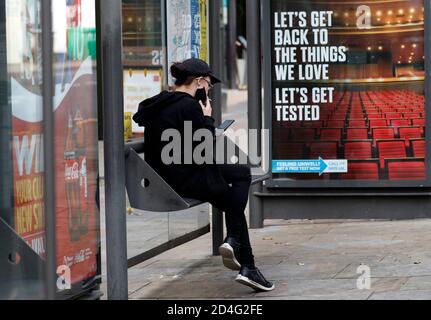 Nottingham, Nottinghamshire, Großbritannien. Oktober 2020. Eine Frau wartet auf einen Bus, nachdem bekannt wurde, dass Nottingham die höchste Covid-19-Infektionsrate in Großbritannien hat. Credit Darren Staples/Alamy Live News. Stockfoto