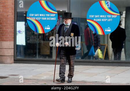 Nottingham, Nottinghamshire, Großbritannien. Oktober 2020. Ein Mann geht an sozialen Distanzierungszeichen vorbei, nachdem bekannt wurde, dass Nottingham die höchste Covid-19-Infektionsrate in Großbritannien hat. Credit Darren Staples/Alamy Live News. Stockfoto