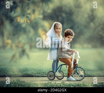 Kinder Braut und Bräutigam auf dem Fahrrad Stockfoto