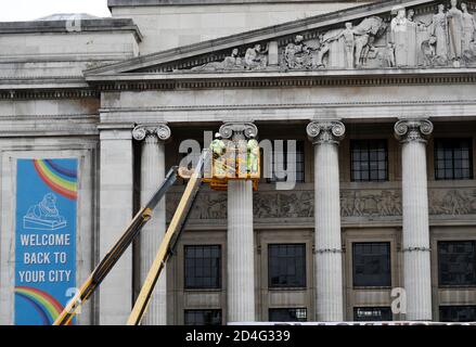 Nottingham, Nottinghamshire, Großbritannien. Oktober 2020. Arbeiter inspizieren das Rathaus, nachdem bekannt wurde, dass Nottingham die höchste Covid-19-Infektionsrate im Vereinigten Königreich hat. Credit Darren Staples/Alamy Live News. Stockfoto