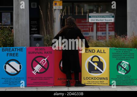 Nottingham, Nottinghamshire, Großbritannien. Oktober 2020. Eine Frau arrangiert Anti-Lockdown-Protestbanner, nachdem bekannt wurde, dass Nottingham die höchste Covid-19-Infektionsrate in Großbritannien hat. Credit Darren Staples/Alamy Live News. Stockfoto