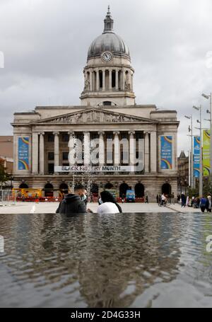 Nottingham, Nottinghamshire, Großbritannien. Oktober 2020. Menschen sitzen vor dem Rathaus, nachdem angekündigt wurde, Nottingham habe die höchste Covid-19-Infektionsrate in Großbritannien. Credit Darren Staples/Alamy Live News. Stockfoto