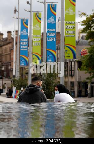 Nottingham, Nottinghamshire, Großbritannien. Oktober 2020. Menschen sitzen vor dem Rathaus, nachdem angekündigt wurde, Nottingham habe die höchste Covid-19-Infektionsrate in Großbritannien. Credit Darren Staples/Alamy Live News. Stockfoto