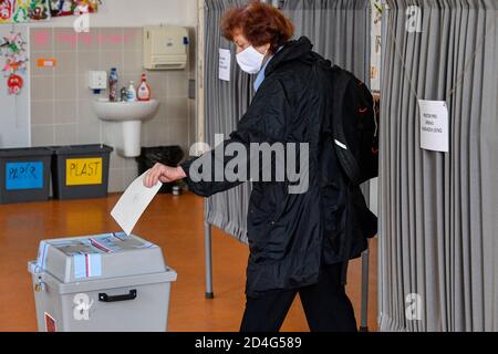 Prag, Tschechische Republik. Oktober 2020. Die Menschen wählen am ersten Tag der zweiten Runde der Senatswahl in Prag, Tschechische Republik, 9. Oktober 2020. Kredit: Michal Kamaryt/CTK Foto/Alamy Live Nachrichten Stockfoto