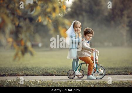 Kinder Braut und Bräutigam auf dem Fahrrad Stockfoto