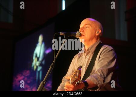 James 'Midge' Ure OBE, besser bekannt als Midge Ure, ist ein schottischer Musiker, Singer-Songwriter und Produzent. Sein Bühnenname Midge ist eine phonetische Umkehrung von Jim, der winzigen Form seines eigentlichen Namens. Leadsänger von Ultravox & Co-Autor von "Do they Know it christmas . Ein Solo-Set bei den Burns und einem That-Festival im Rathaus von Ayr Stockfoto