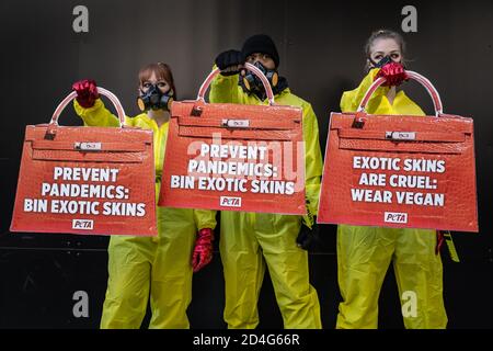 PETA Tierrechte inszenieren einen Anti-Exotic-Skins-Protest zu Beginn der London Fashion Week vor dem Somerset House. London, Großbritannien. Stockfoto