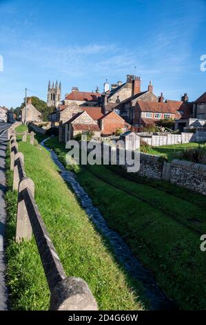 Skyline der kleinen Marktstadt Helmsley und der Fließendes Borough Beck Wasser an der südlichen Grenze von gesetzt Der North York Moors National Park in Stockfoto