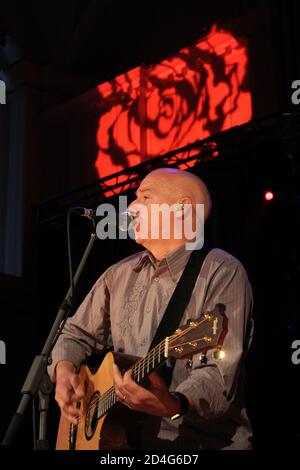 James 'Midge' Ure OBE, besser bekannt als Midge Ure, ist ein schottischer Musiker, Singer-Songwriter und Produzent. Sein Bühnenname Midge ist eine phonetische Umkehrung von Jim, der winzigen Form seines eigentlichen Namens. Leadsänger von Ultravox & Co-Autor von "Do they Know it christmas . Ein Solo-Set bei den Burns und einem That-Festival im Rathaus von Ayr Stockfoto