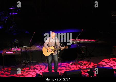 James 'Midge' Ure OBE, besser bekannt als Midge Ure, ist ein schottischer Musiker, Singer-Songwriter und Produzent. Sein Bühnenname Midge ist eine phonetische Umkehrung von Jim, der winzigen Form seines eigentlichen Namens. Leadsänger von Ultravox & Co-Autor von "Do they Know it christmas . Ein Solo-Set bei den Burns und einem That-Festival im Rathaus von Ayr Stockfoto