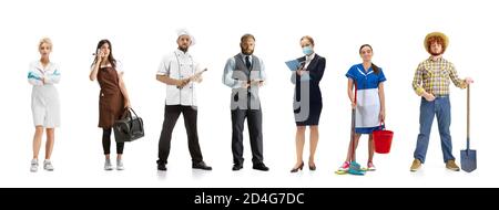 Gruppe von Menschen mit verschiedenen Berufen isoliert auf weißem Studio Hintergrund, horizontal. Moderne Arbeiter verschiedener Berufe, männliche und weibliche Modelle wie Kosmetologe, Reiniger, Landwirt, Buchhalter Stockfoto