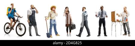 Gruppe von Menschen mit verschiedenen Berufen auf weißem Studio Hintergrund, horizontal. Moderne Arbeiter verschiedener Berufe, männliche und weibliche Modelle wie Stylist, Maler, Landwirt, Buchhalter Telefongespräch Stockfoto