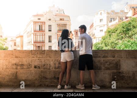 Glückliches junges Paar, das Valencia besucht Stockfoto