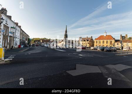 Ein wöchentlicher Markt, der jeden Freitag auf Market Place in stattfindet Die kleine Marktstadt Helmsley liegt im Süden Grenze des North York Moors National Pa Stockfoto