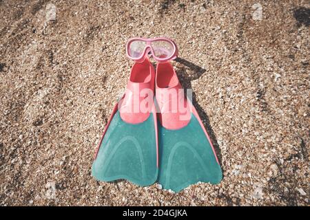 Eine Schnorchelmaske und Babyflossen am Strand Sand. Hochwertige Fotos Stockfoto