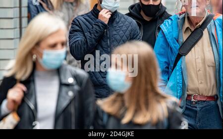 09. Oktober 2020, Hamburg: Passanten, von denen einige Mund-Nase-Schutz tragen, gehen durch die Fußgängerzone an der Spitalerstraße. Foto: Axel Heimken/dpa Stockfoto
