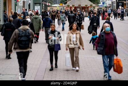 09. Oktober 2020, Hamburg: Passanten, von denen einige Mund-Nase-Schutz tragen, gehen durch die Fußgängerzone an der Spitalerstraße. Foto: Axel Heimken/dpa Stockfoto