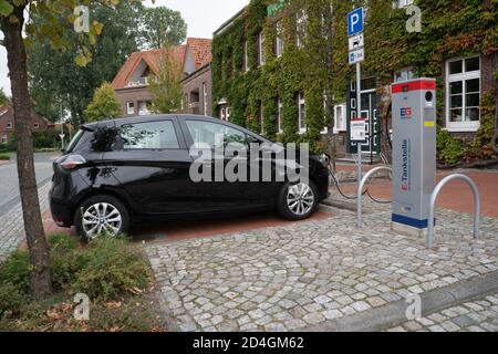 Kleines Elektroauto am Ladepunkt. Whittmund. Ostfriesland. Deutschland. Oktober 2020 Stockfoto