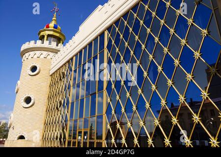 Kasan, Russland - 3. September 2019. Tatar State Puppet Theatre 'Ekiyat'. Turm und Buntglasfenster an der Seitenfassade Stockfoto