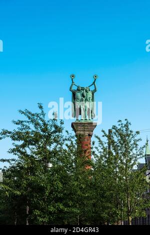 Zwei Lur-Gebläse (Lurblæserne) auf dem Rathausplatz oder Rådhuspladsen im Zentrum von Kopenhagen, Dänemark Stockfoto