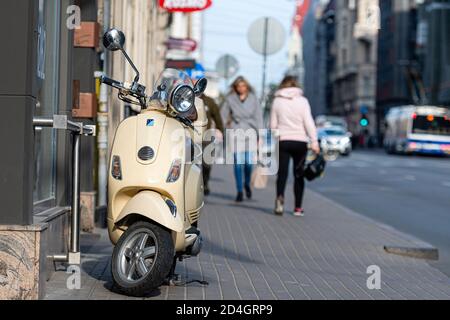 Riga, Lettland - 8. Oktober 2020: Ein klassischer, eleganter Vespa-Roller, der auf einem Fußgängerweg in der Innenstadt geparkt ist Stockfoto