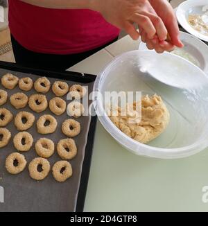 Sesamgebäck, kleine Bagels mit Sesamkörnern, die auf den Teig geklebt sind, Stockfoto