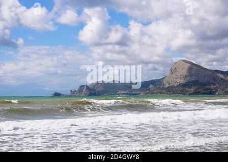 Die Landschaften Krim. Blick auf Mount Sokol und Cape Kapchik von der Sudak Bay. Stockfoto