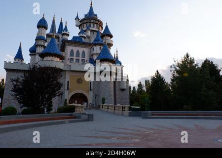 Blaues und weißes Chateau im Park Stockfoto