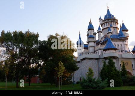 Blaues und weißes Chateau im Park Stockfoto