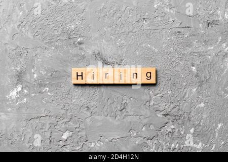 Einstellung Word auf Holz Baustein geschrieben. Einstellung Text auf Tisch, Konzept. Stockfoto