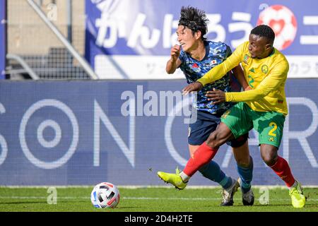 UTRECHT, NIEDERLANDE - 9. OKTOBER: Genki Haraguchi aus Japan, Collins Fai aus Kamerun beim Freundschaftsspiel zwischen Japan und Kamerun am 9. Oktober 2020 in Utrecht, Niederlande. (Foto von Gerrit van keulenOrange Pictures) Stockfoto