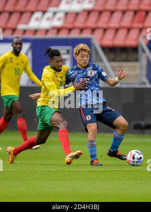 UTRECHT, NIEDERLANDE - 9. OKTOBER: Andre Frank Zambo Anguissa aus Kamerun, Ritsu Doan aus Japan beim Freundschaftsspiel zwischen Japan und Kamerun am 9. Oktober 2020 in Utrecht, Niederlande. (Foto von Gerrit van keulenOrange Pictures) Stockfoto