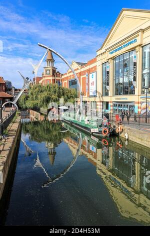 Das Waterside Shopping Centre, Empowerment Skulptur, und Lastkähne oder Narrowboats auf dem Fluss Witham, City of Lincoln, Lincolnshire, England, Großbritannien Stockfoto