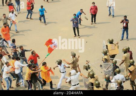 Kalkutta, Indien. Okt. 2020. Aktivisten der Bharatiya Janata Party (BJP) marschieren am 8. Oktober 2020 in Kalkutta, Indien, bei einem Protest gegen die Verschlechterung von Recht und Ordnung im Staat auf das Staatssekretariat Nabanna zu. (Foto: Dipa Chakraborty/Pacific Press/Sipa USA) Quelle: SIPA USA/Alamy Live News Stockfoto