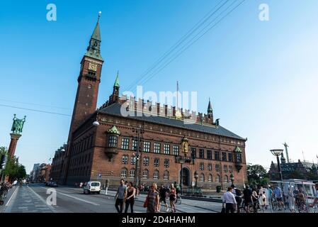 Kopenhagen, Dänemark - 27. August 2019: Kopenhagener Rathaus auf dem Rathausplatz oder Rådhuspladsen mit Menschen im Zentrum von Kopenhagen, Denma Stockfoto