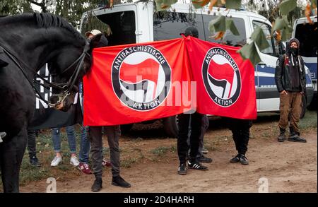 Eschede, 26. September 2020: Demonstranten mit einem Banner antifaschistischer Aktion vor einem Polizeiauto Stockfoto