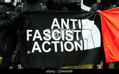 Eschede, Deutschland, 26. September 2020: Demonstranten mit einem Banner antifaschistischer Aktion, Antifa Stockfoto