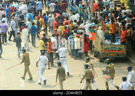 Kalkutta, Indien. Okt. 2020. Aktivisten der Bharatiya Janata Party (BJP) marschieren am 8. Oktober 2020 in Kalkutta, Indien, bei einem Protest gegen die Verschlechterung von Recht und Ordnung im Staat auf das Staatssekretariat Nabanna zu. (Foto: Dipa Chakraborty/Pacific Press/Sipa USA) Quelle: SIPA USA/Alamy Live News Stockfoto