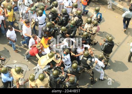 Kalkutta, Indien. Okt. 2020. Aktivisten der Bharatiya Janata Party (BJP) marschieren am 8. Oktober 2020 in Kalkutta, Indien, bei einem Protest gegen die Verschlechterung von Recht und Ordnung im Staat auf das Staatssekretariat Nabanna zu. (Foto: Dipa Chakraborty/Pacific Press/Sipa USA) Quelle: SIPA USA/Alamy Live News Stockfoto